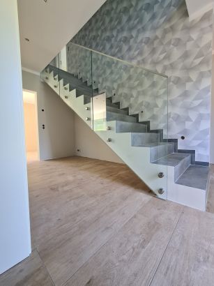 Balustrada całoszklana bezbarwna na schody 6,6,4 mm VSG ESG na rotulach