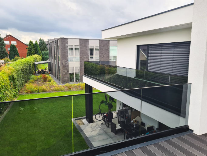 Balustrady nierdzewne czy szklane – co wybrać do domu i na balkon?