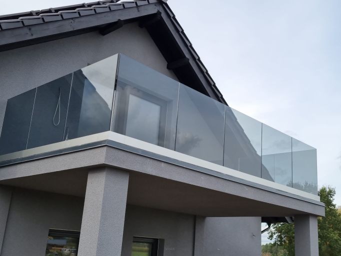 Jakie szkło stosuje się w balustradach szklanych? Kompletny poradnik kupującego