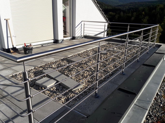Stal nierdzewna 304 czy 316 – którą wybrać do balustrady? Kompletny poradnik inwestora