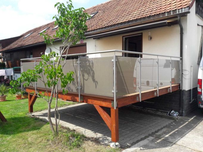Jak zamontować balustradę szklaną?